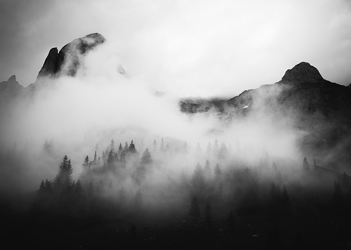 Black and white picture of misty mountains